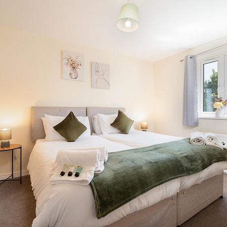 Spacious 4 Bedroom, Perfect For Contractors, Families, Private Parking Royal Wootton Bassett Dış mekan fotoğraf