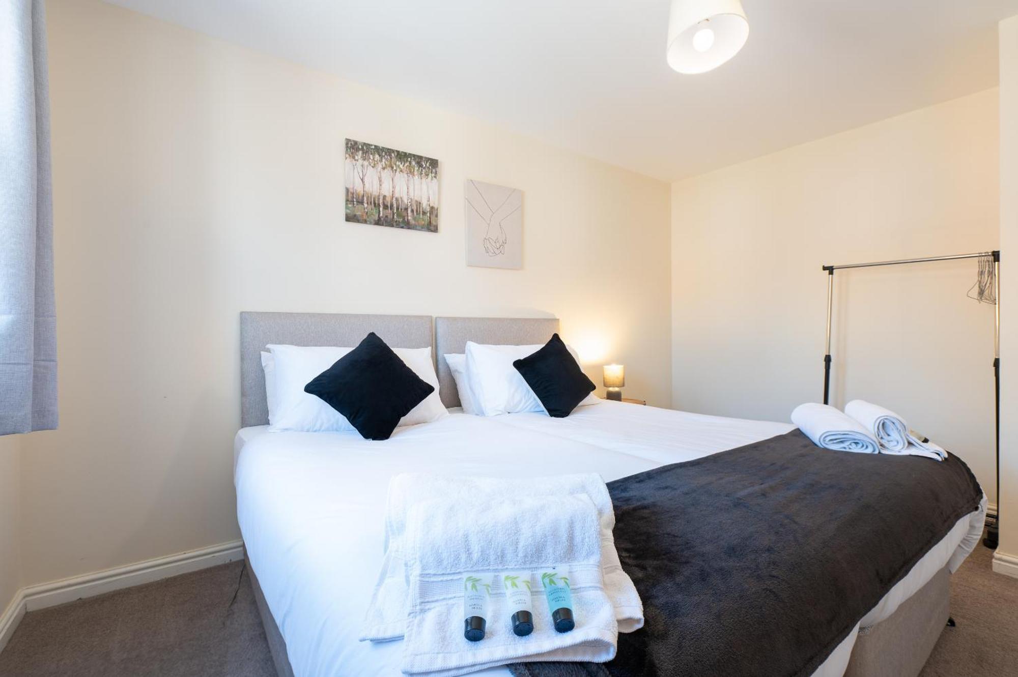Spacious 4 Bedroom, Perfect For Contractors, Families, Private Parking Royal Wootton Bassett Dış mekan fotoğraf
