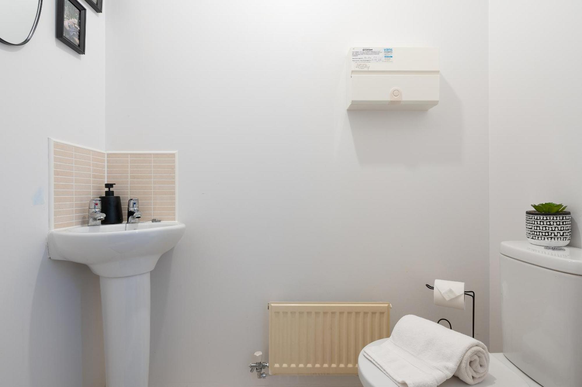 Spacious 4 Bedroom, Perfect For Contractors, Families, Private Parking Royal Wootton Bassett Dış mekan fotoğraf