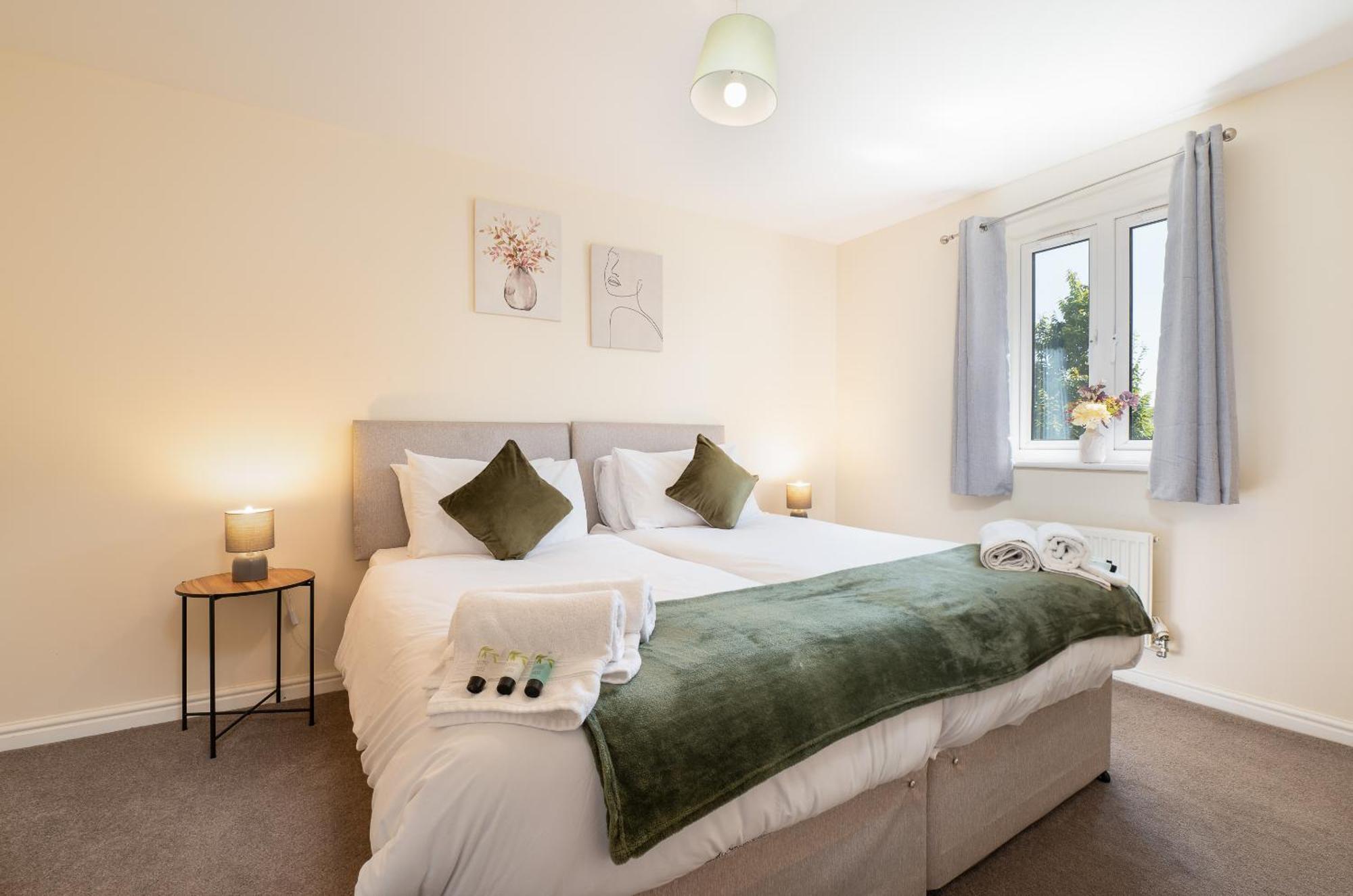 Spacious 4 Bedroom, Perfect For Contractors, Families, Private Parking Royal Wootton Bassett Dış mekan fotoğraf
