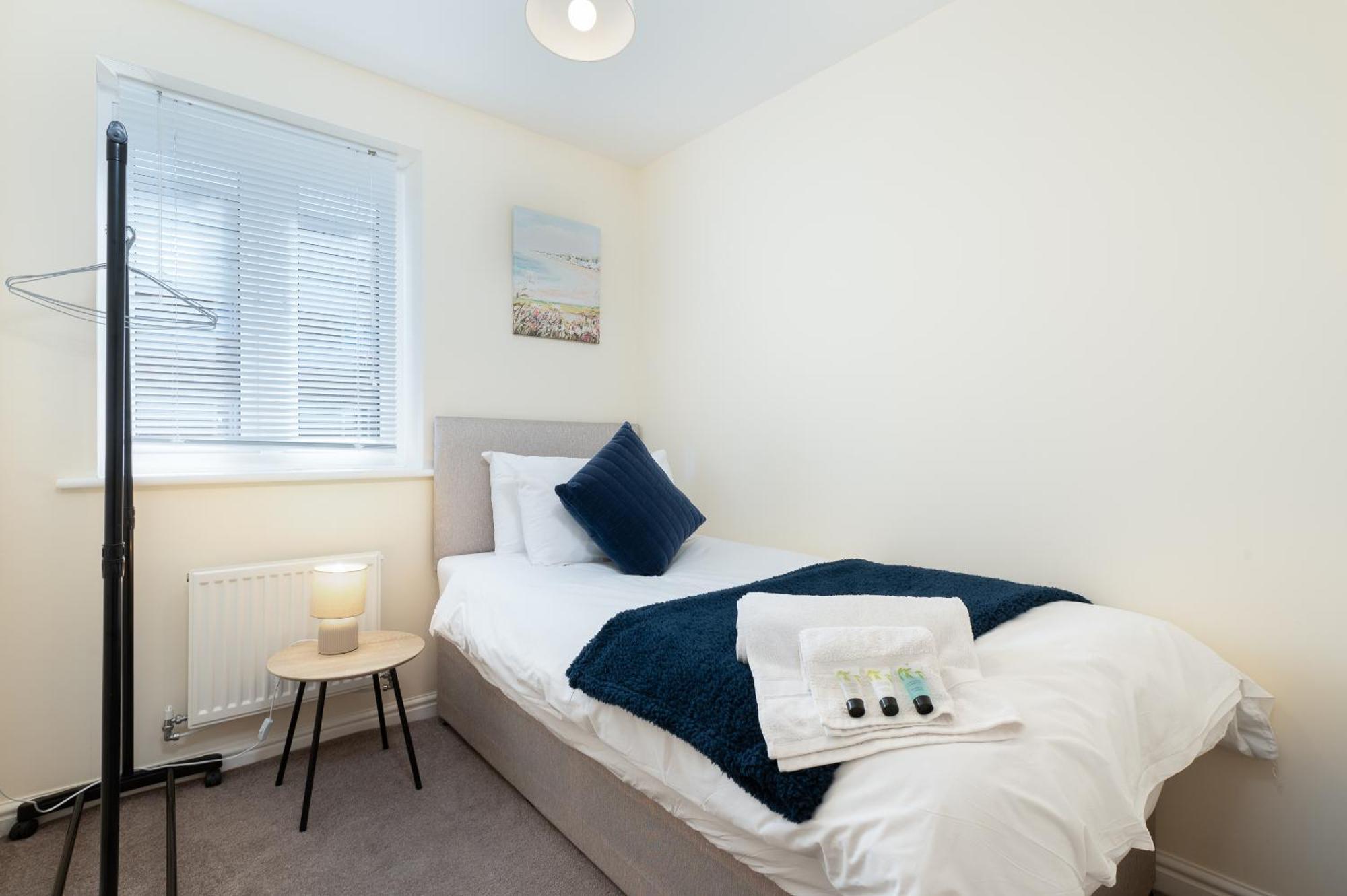 Spacious 4 Bedroom, Perfect For Contractors, Families, Private Parking Royal Wootton Bassett Dış mekan fotoğraf
