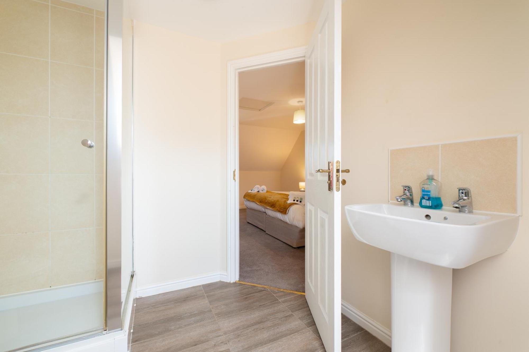 Spacious 4 Bedroom, Perfect For Contractors, Families, Private Parking Royal Wootton Bassett Dış mekan fotoğraf